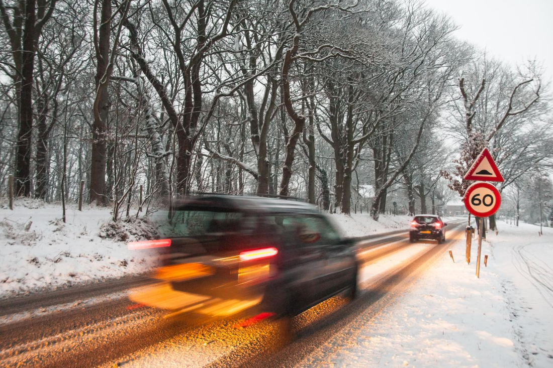 voiture qui freine dans la neige